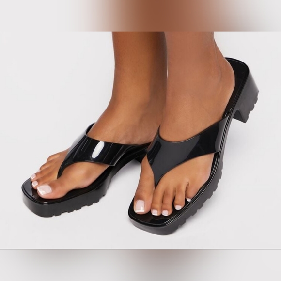 Iliana Shoes - BLACK FAUX PATENT LEATHER THONG SANDALS SIZE 8